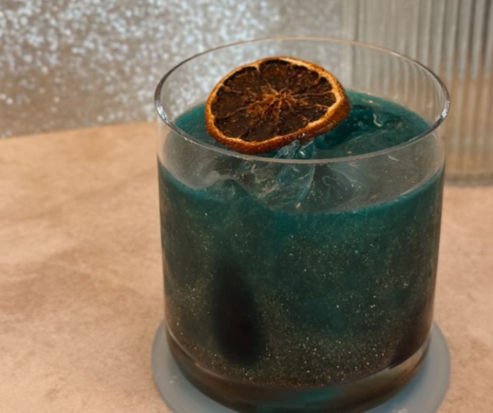 [DRINK] Mezcal Blue Moon Cocktail – Smoky, Citrusy & Sparkly